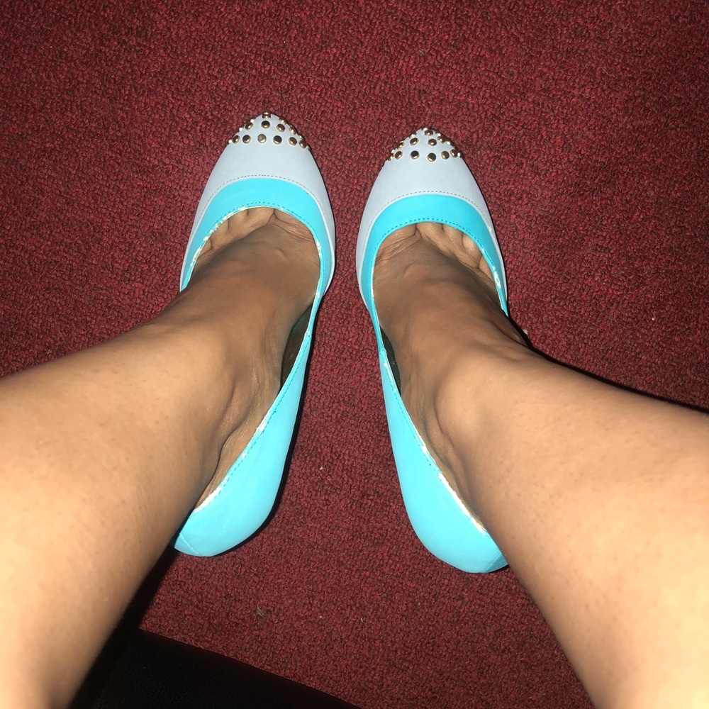 Shoedazzle Blue/White with Gold Studded Pumps